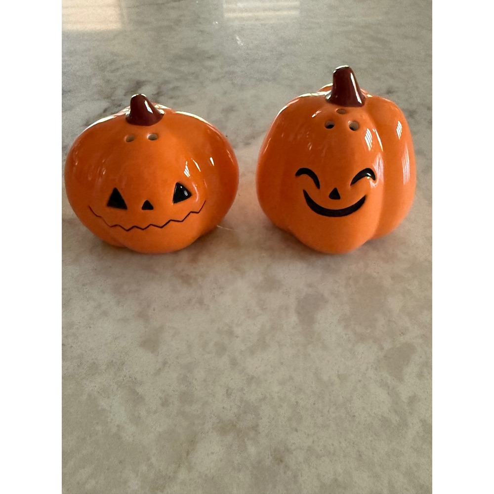 Ceramic Pumpkin Jack-O-Lantern Salt & Pepper Shakers Halloween Fall Set New